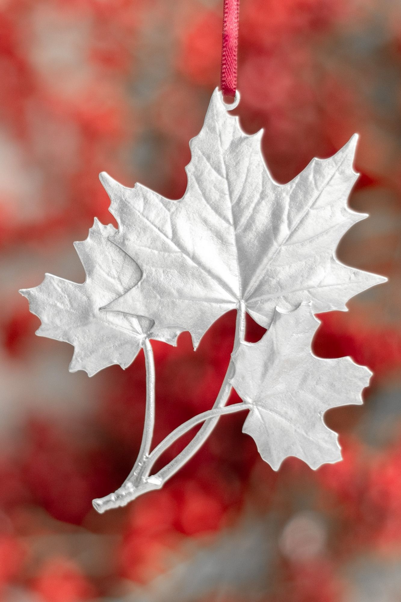 MAPLE LEAF COLLECTOR ORNAMENT 2004 - - Amos Pewter